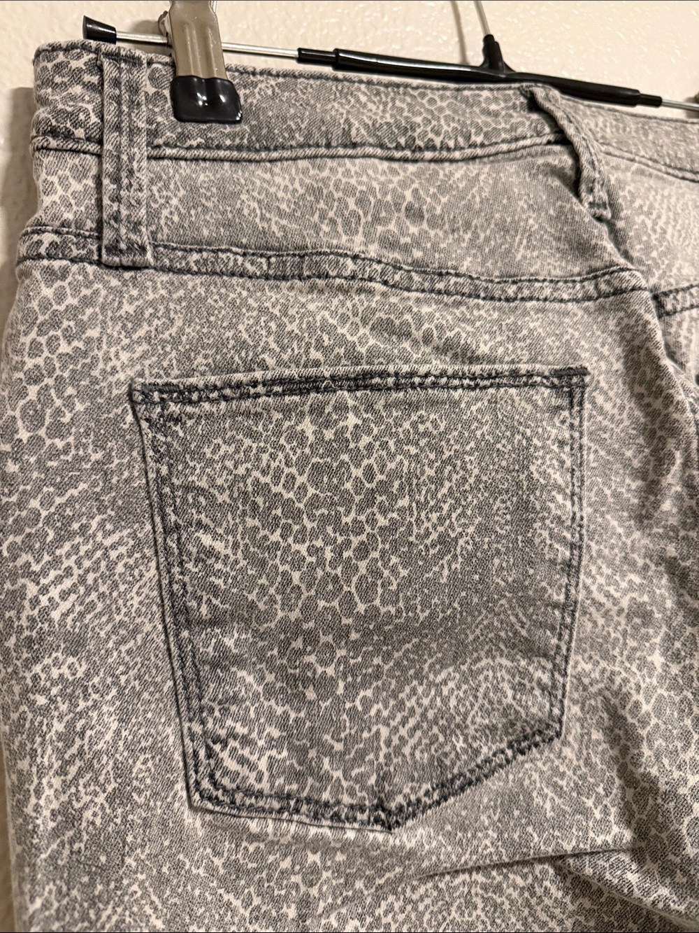 Universal Thread Gray Patterned Skinny Jeans - Picture 5 of 6